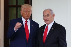 U.S. President Donald Trump welcomes Israeli Prime Minister Benjamin Netanyahu at the entrance of the White House in Washington, D.C., U.S., April 7, 2025. REUTERS/Leah Millis TPX IMAGES OF THE DAY