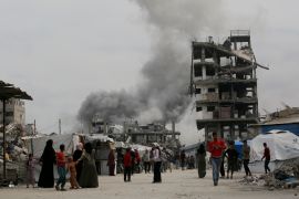 TOPSHOT - Palestinians run for cover as an Israeli strike hits the home (L) of the Hmeid family in Jabalia in the northern Gaza Strip on May 15, 2025. Fighting has raged in Gaza, where civil defence officials told AFP 80 people were killed by Israeli bombardment on May 14, including 59 in the north. (Photo by Bashar TALEB / AFP)
